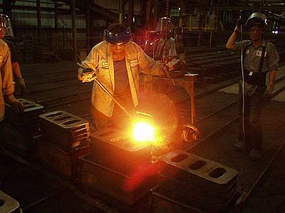 Ladling molten steel into molds